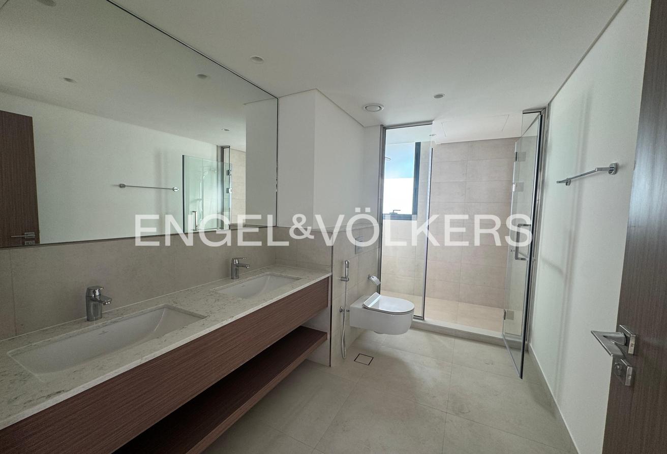 Brand New | Corner Unit | Spacious photo 9