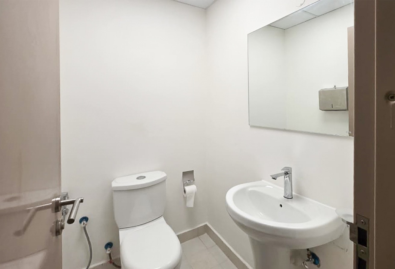 Studio office space in One Lake Plaza, Jumeirah Lake Towers: 7
