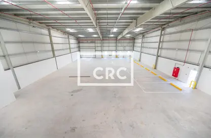 Warehouse - Studio - 4 Bathrooms for rent in Mussafah Industrial Area - Mussafah - Abu Dhabi