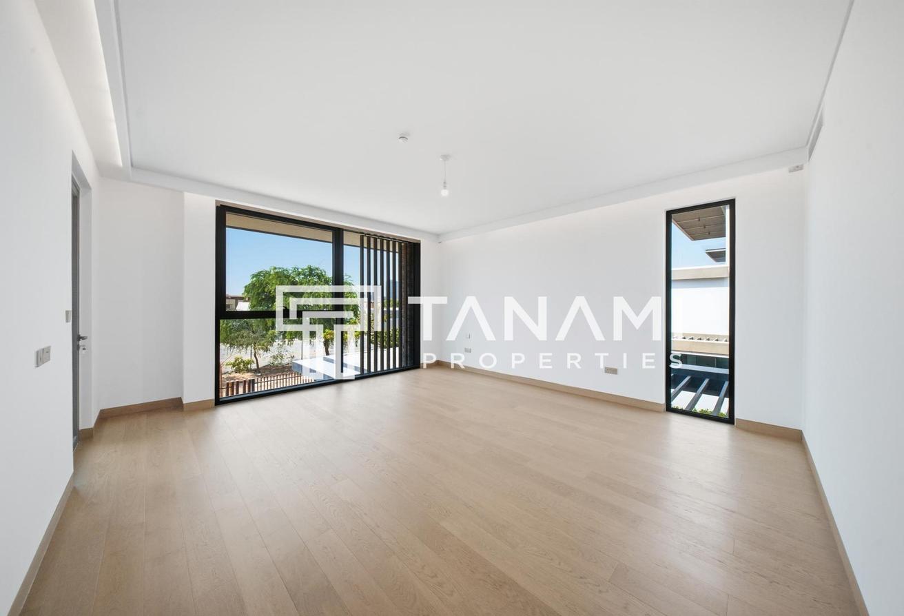 Brand New | Luxury Villa | Vacant photo 5