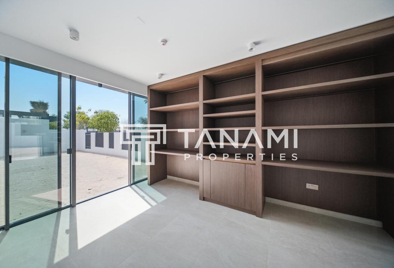 Brand New | Luxury Villa | Vacant photo 15