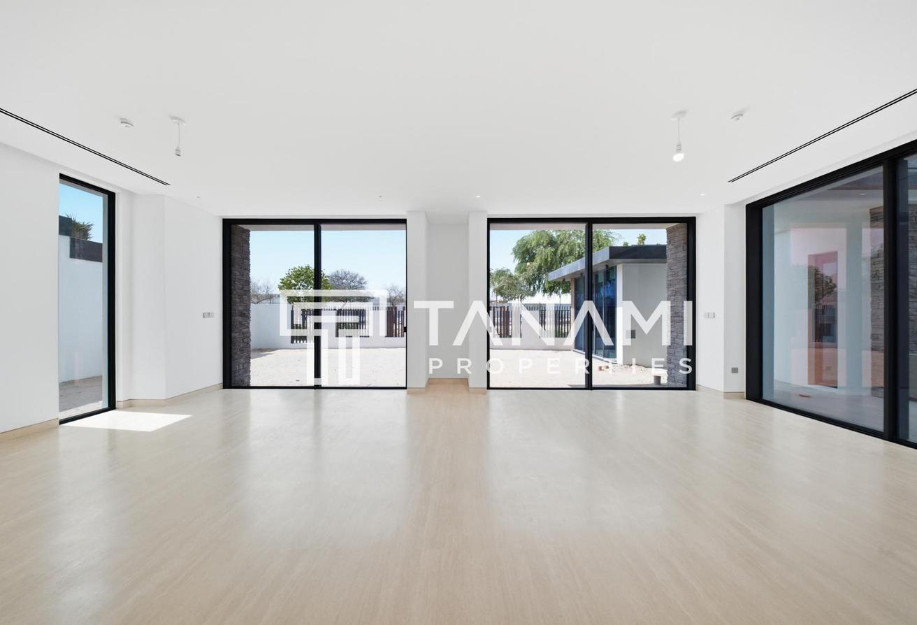 Brand New | Luxury Villa | Vacant photo 4