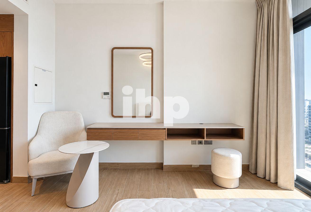 High Floor| Exclusive| Furnished| Multiple cheques photo 5