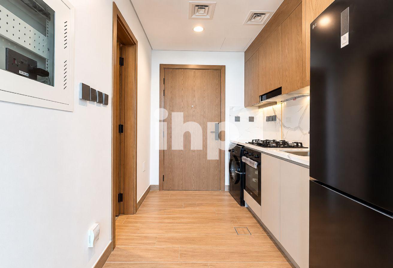 High Floor| Exclusive| Furnished| Multiple cheques photo 11