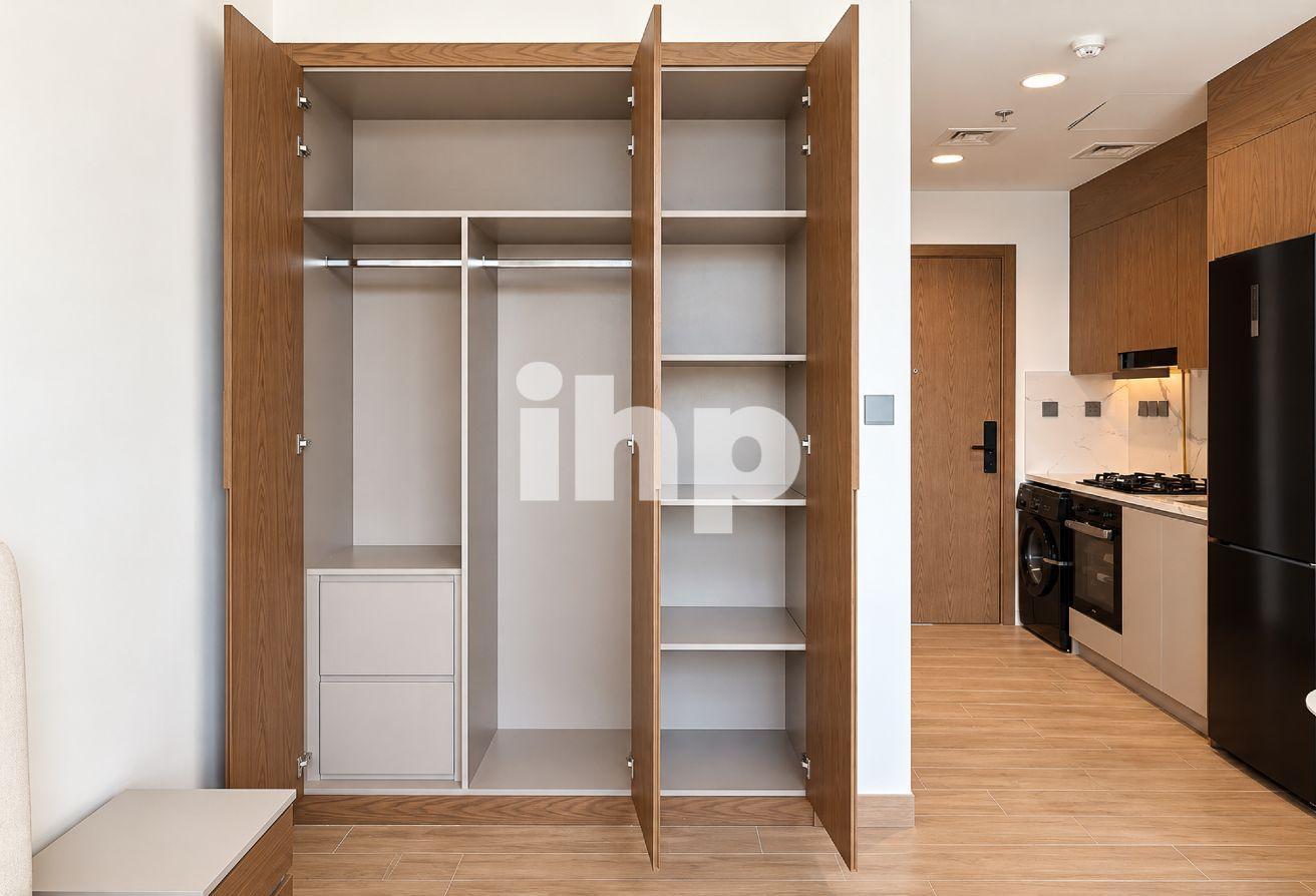 High Floor| Exclusive| Furnished| Multiple cheques photo 10