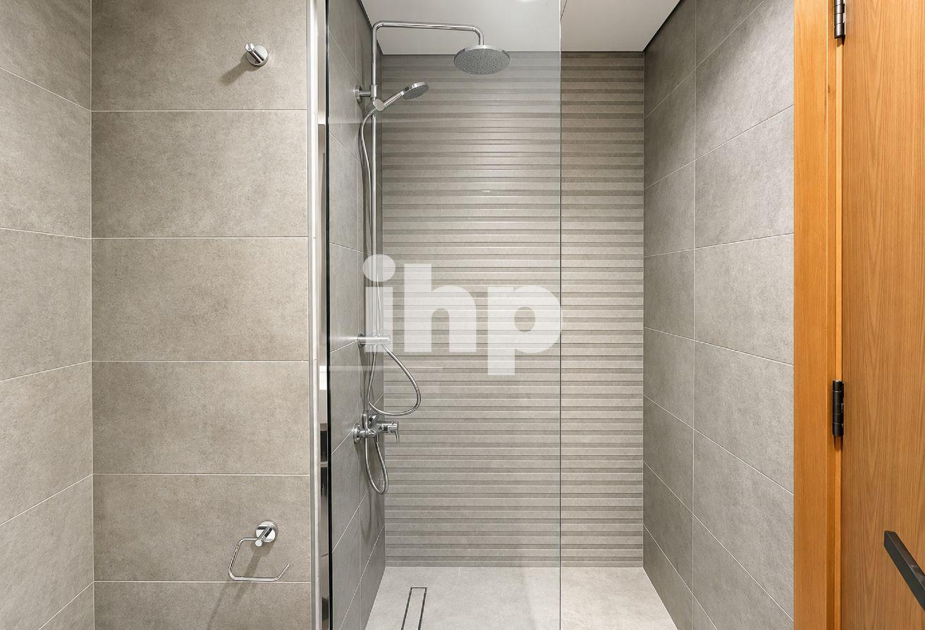 High Floor| Exclusive| Furnished| Multiple cheques photo 14