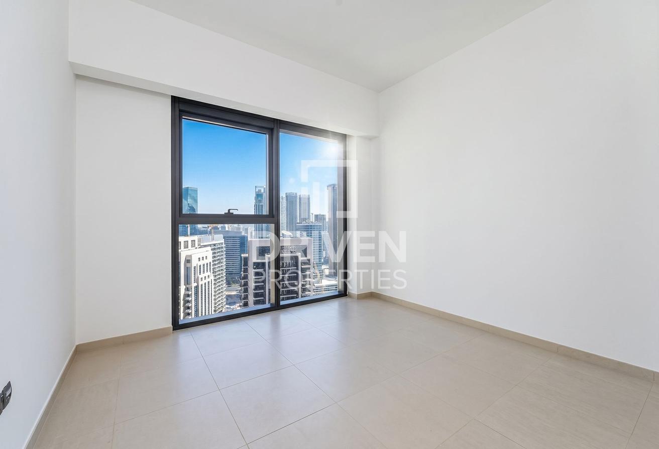 High Floor | Boulevard View | Ready to move in photo 8