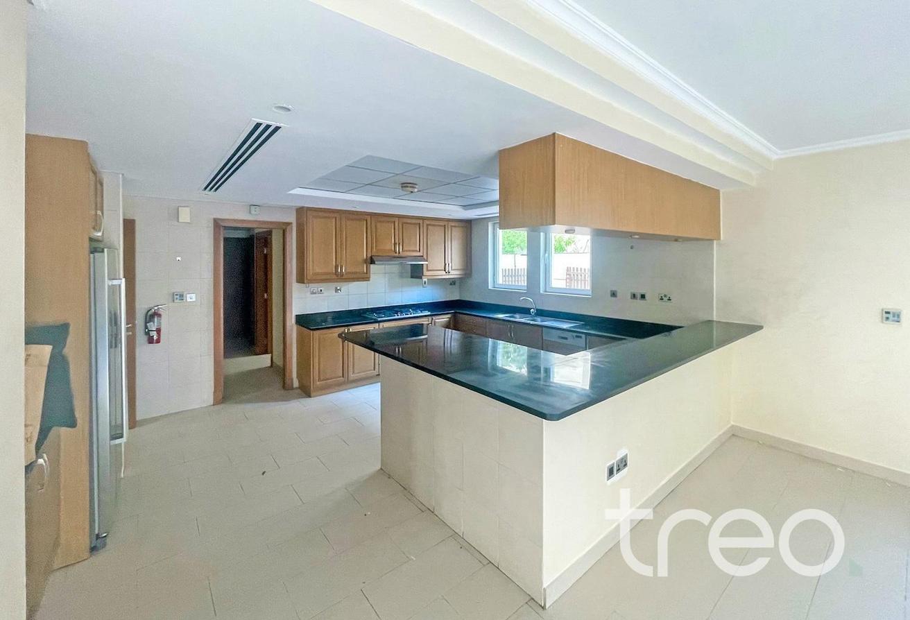 Prime Location | 4 Bed Large | Quiet Area photo 6
