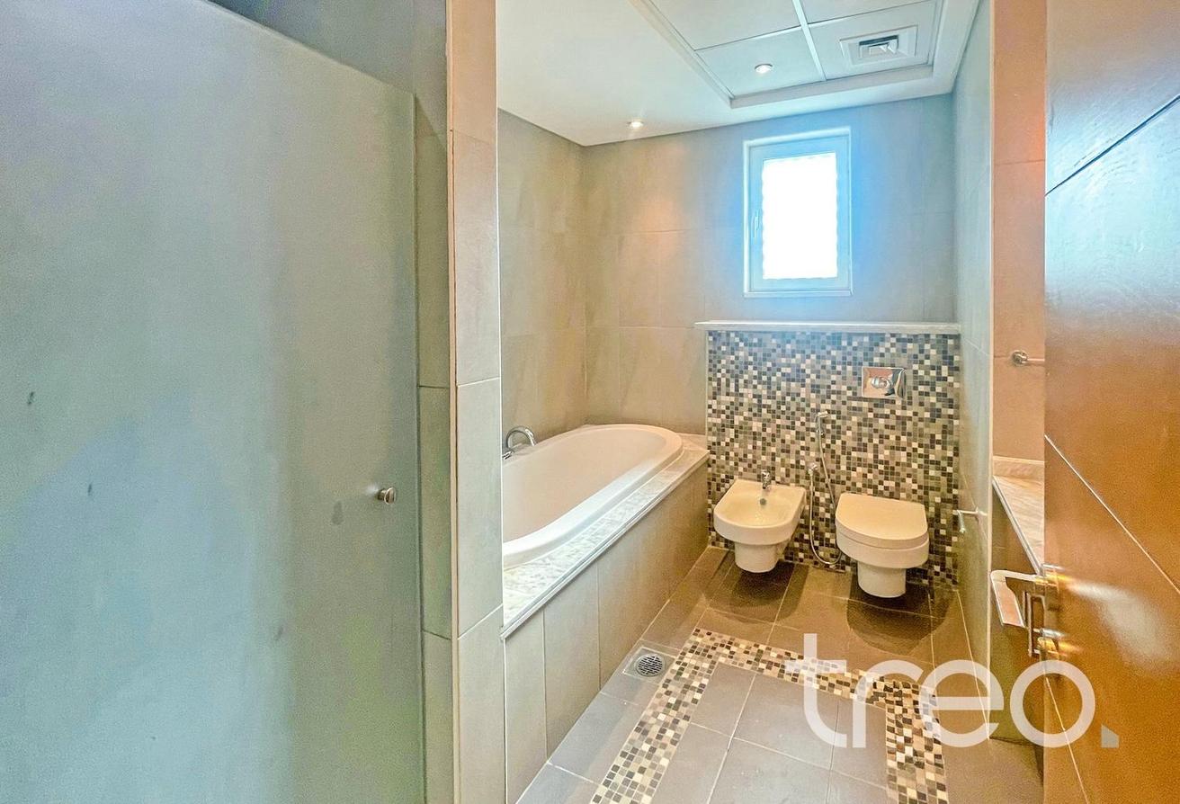 Prime Location | 4 Bed Large | Quiet Area photo 9