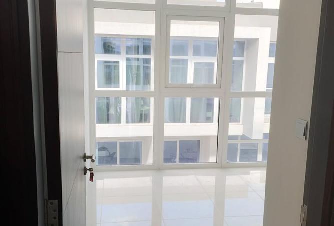 3BR Townhouse | Middle Unit | Vacant photo 3