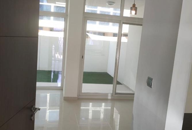 3BR Townhouse | Middle Unit | Vacant photo 2