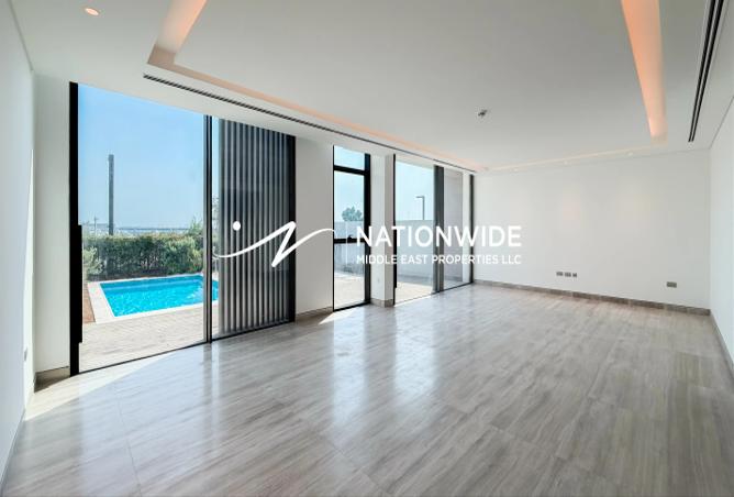 4-bed townhouse in Marsa Al Jubail · Vacant · Water view — photo 3