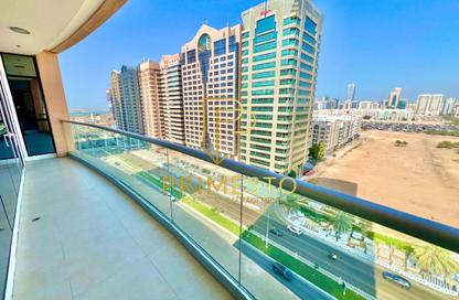 شقة - 2 غرف نوم - 4 حمامات للايجار في يونايتد سكوير - الخالدية - أبوظبي