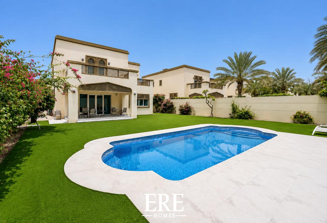 Upgraded 4BR Villa | Lake View | Private Pool