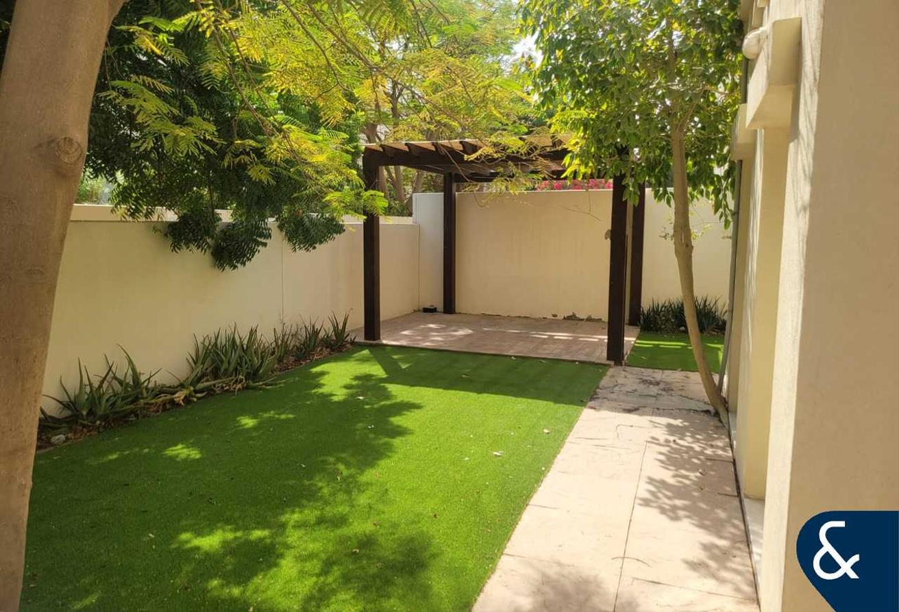 Type C-End | 4 Bed | Opposite Pool & Park photo 12