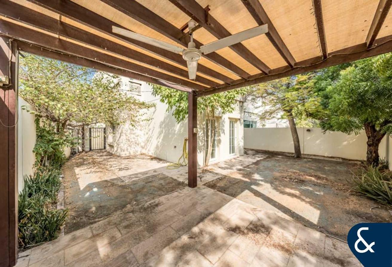 Type C-End | 4 Bed | Opposite Pool & Park photo 5