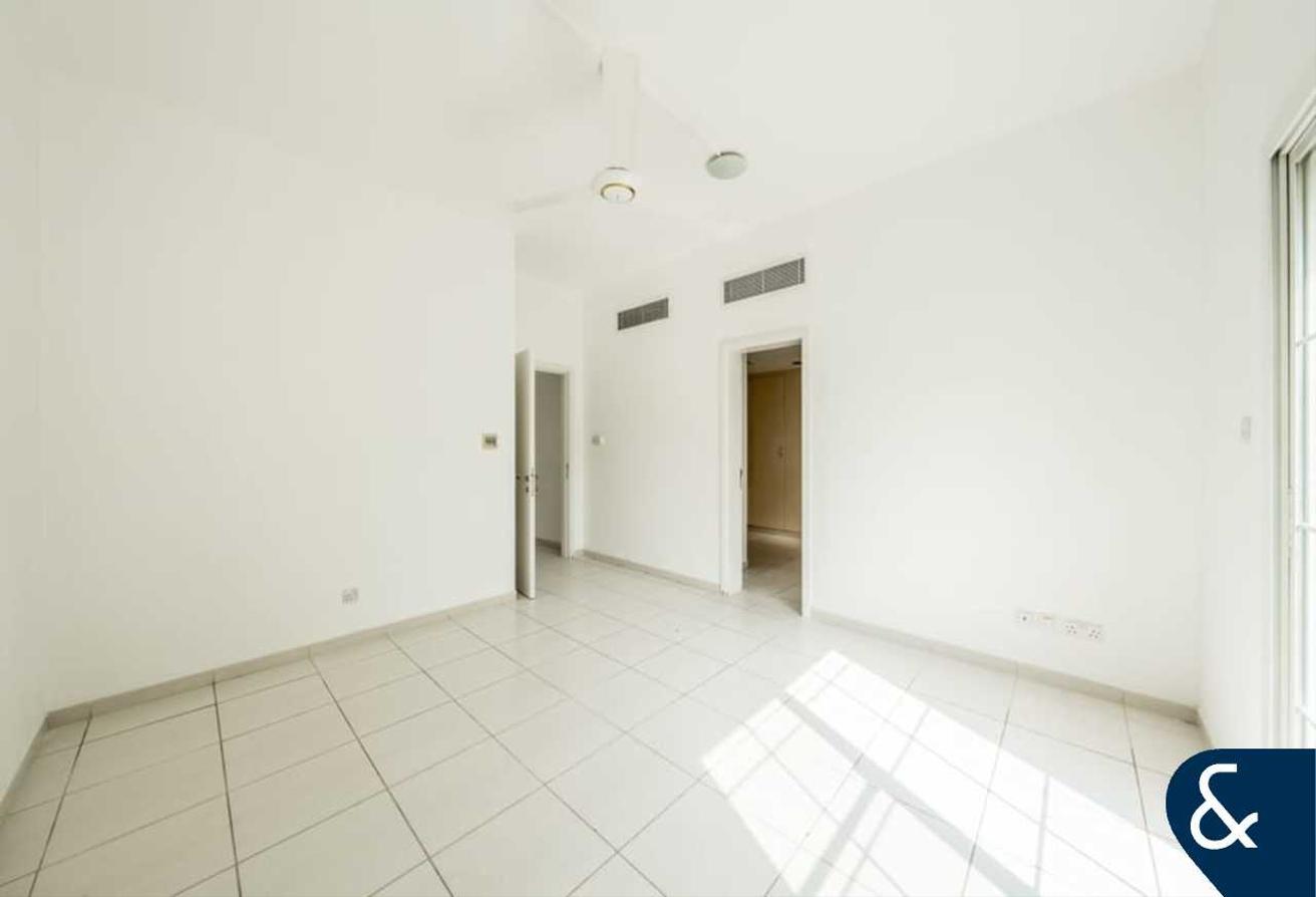 Type C-End | 4 Bed | Opposite Pool & Park photo 4