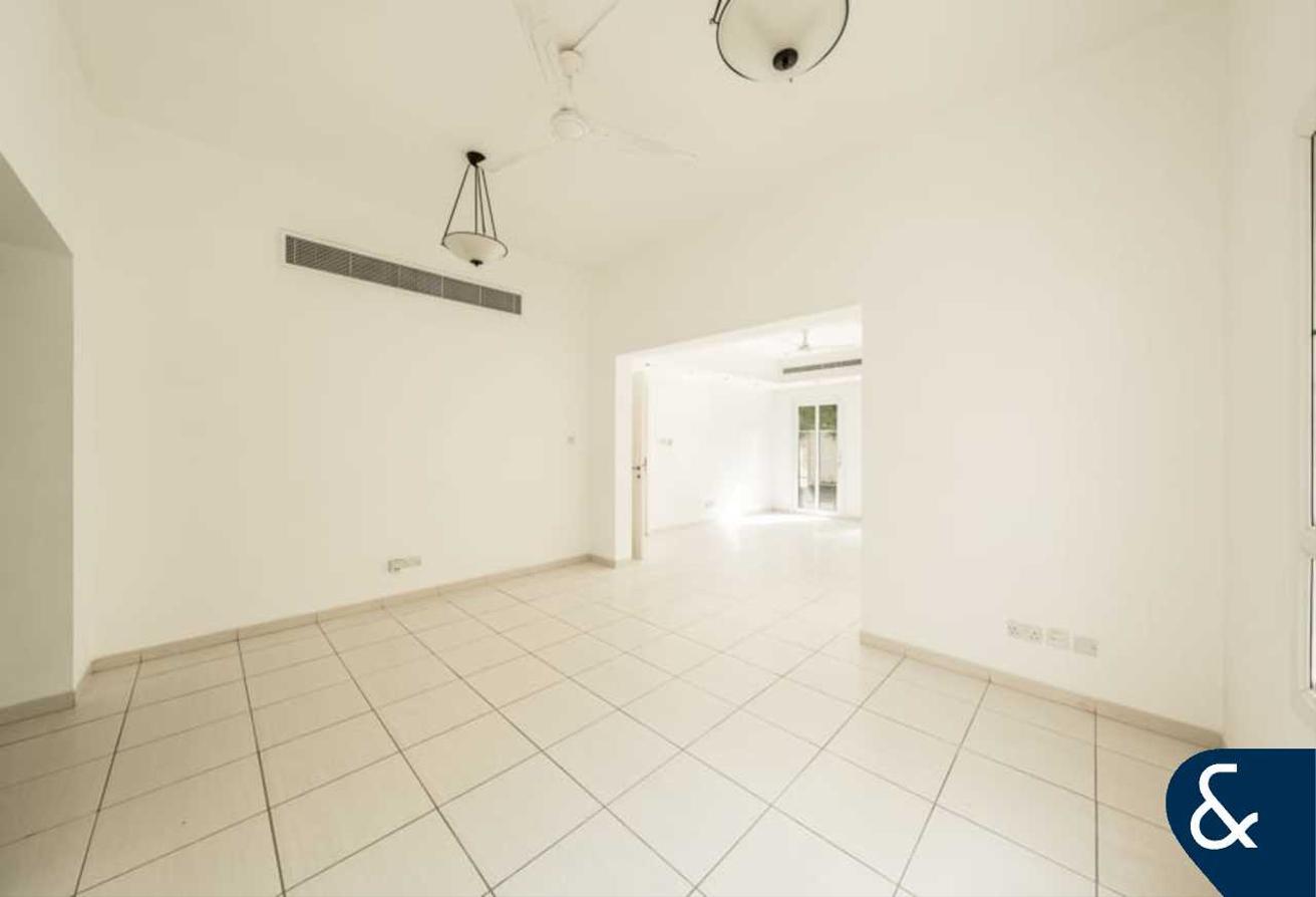 Type C-End | 4 Bed | Opposite Pool & Park photo 6