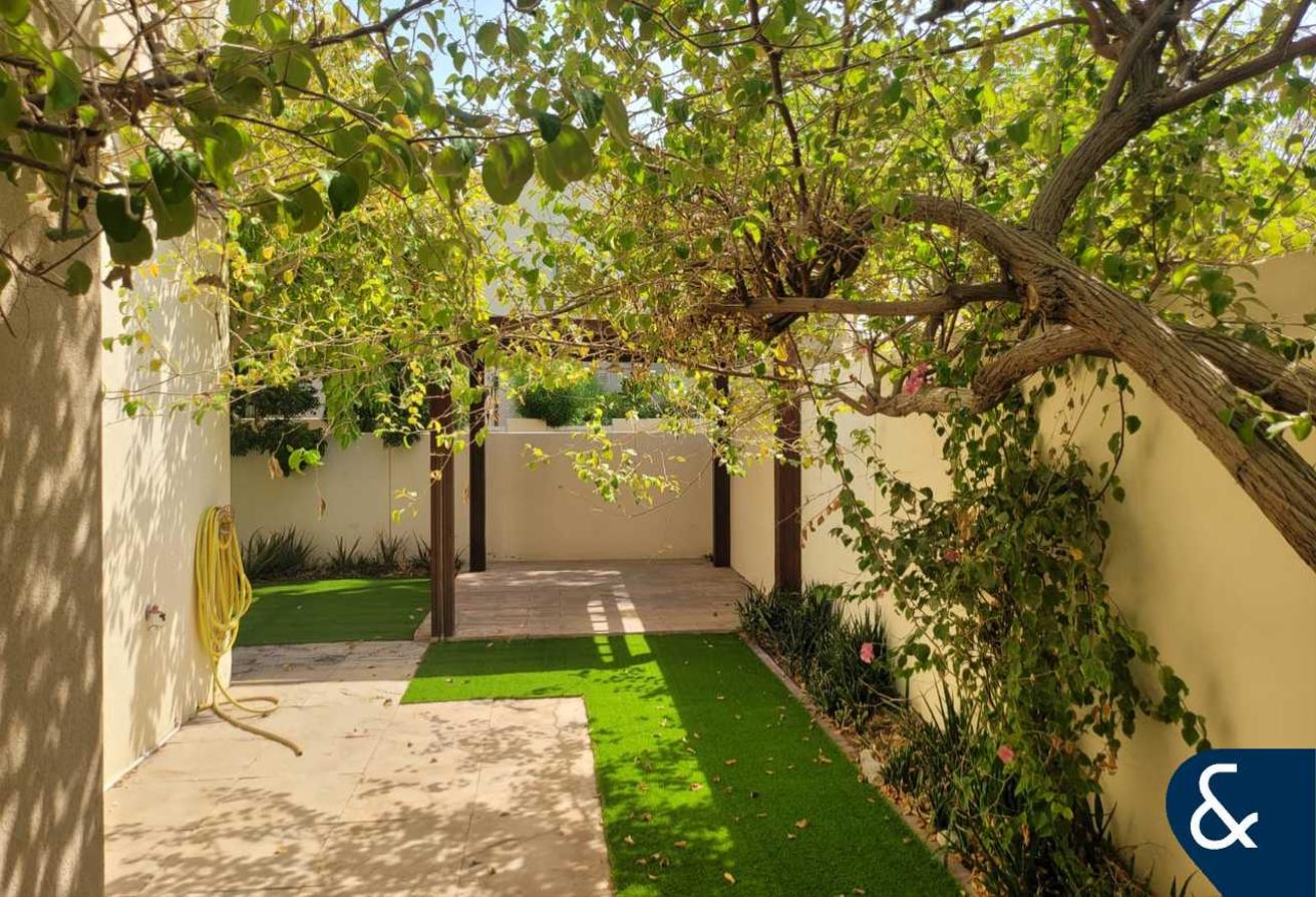 Type C-End | 4 Bed | Opposite Pool & Park photo 13