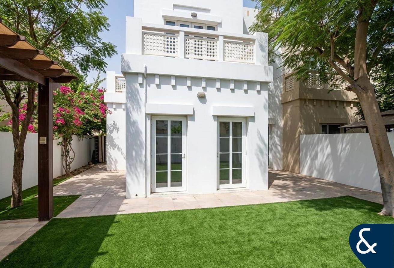 Type C-End | 4 Bed | Opposite Pool & Park photo 15
