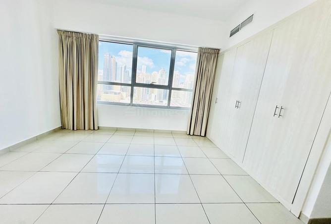 Chiller Free | Huge Balcony | Closed To Metro photo 3