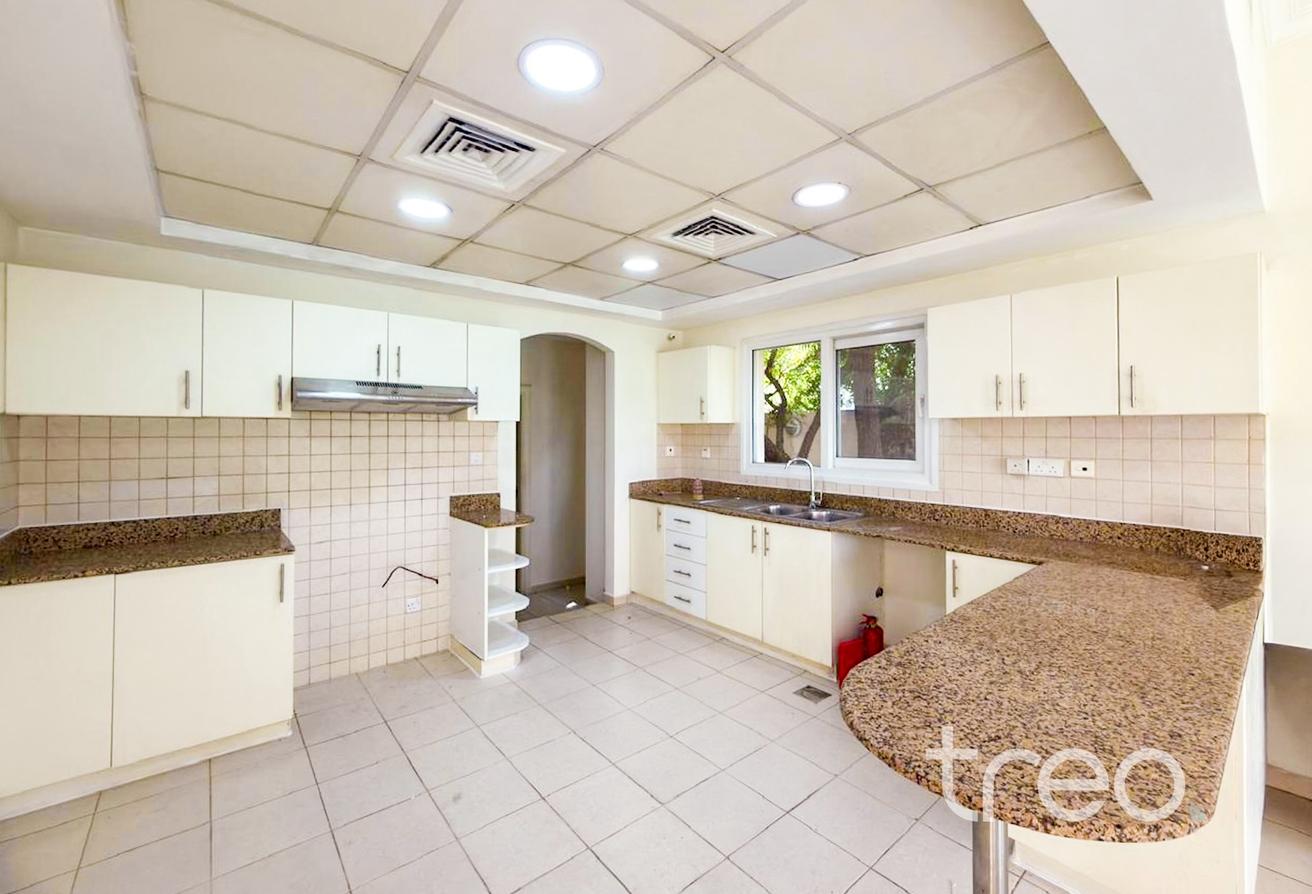 Prime location | Skyline views | Large plot photo 5