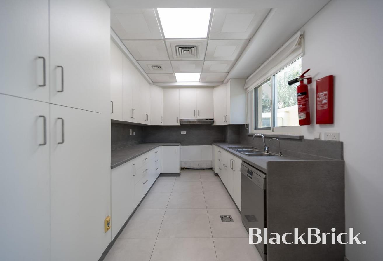 Spacious Family Townhouse in Prime Location photo 3