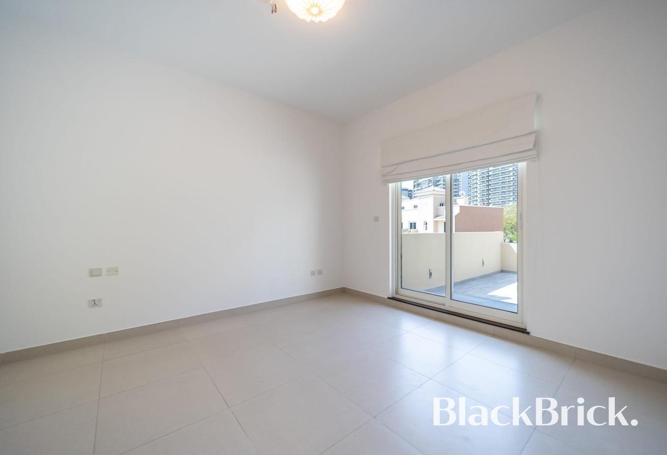 Spacious Family Townhouse in Prime Location photo 2