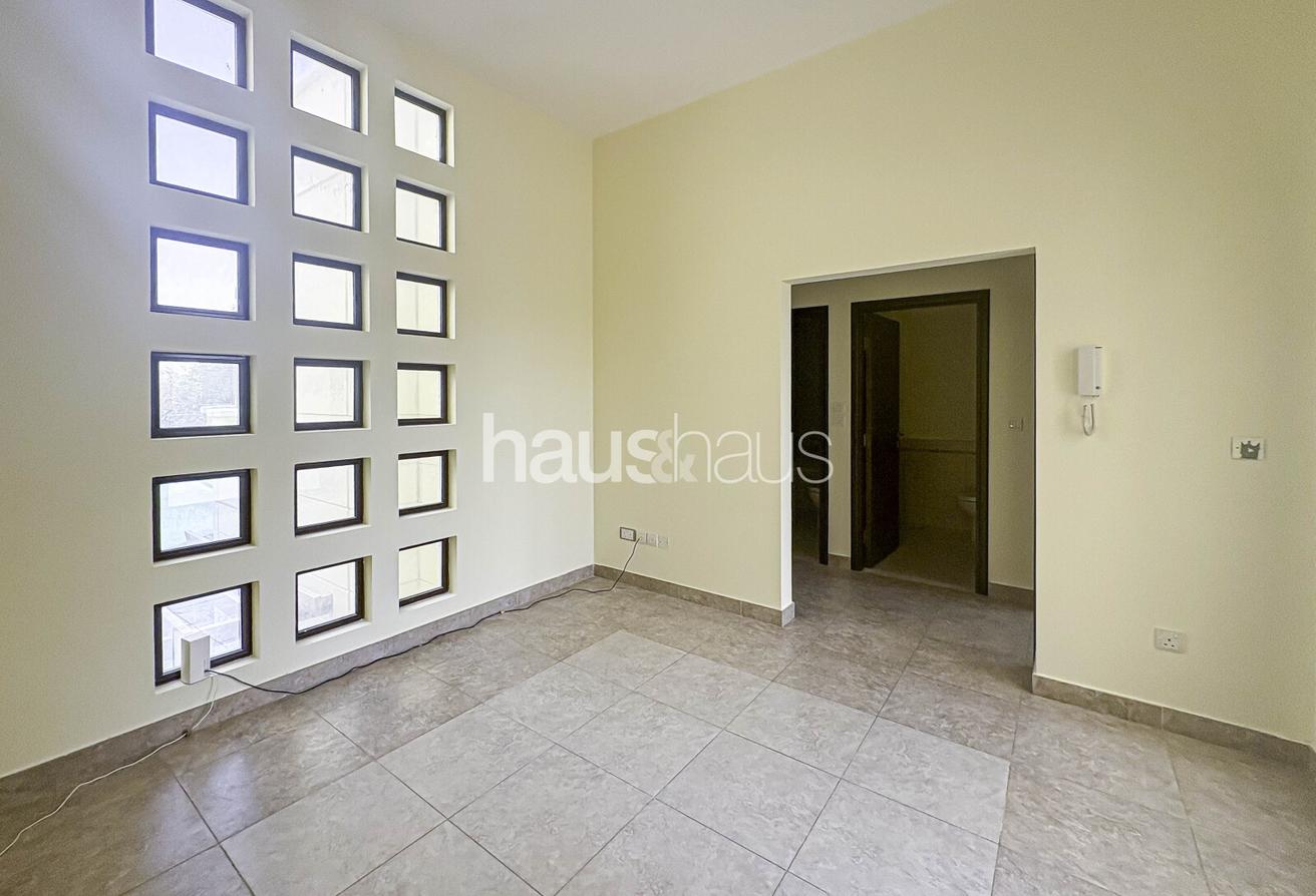 Vacant | Fully Landscaped | Corner unit photo 9