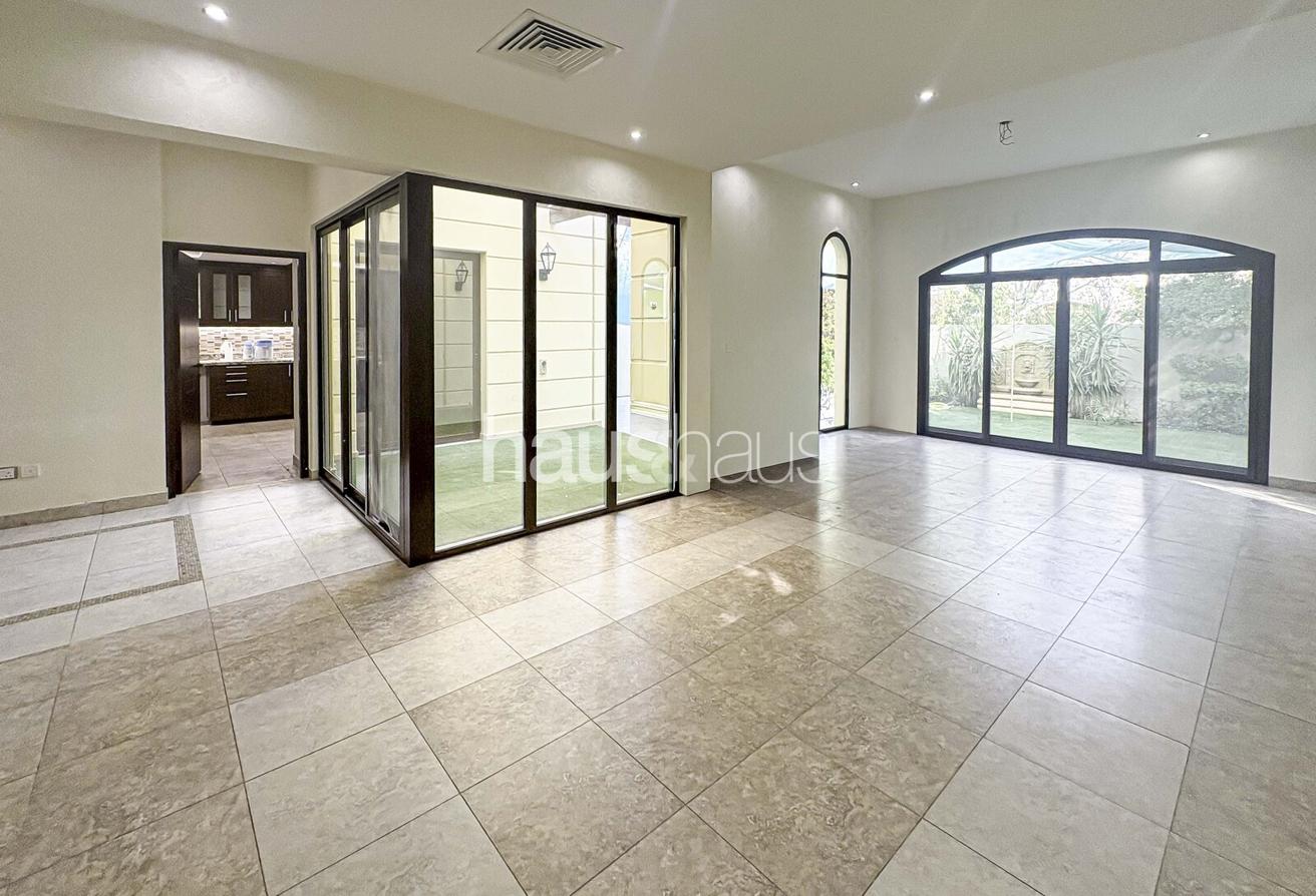 Vacant | Fully Landscaped | Corner unit photo 4