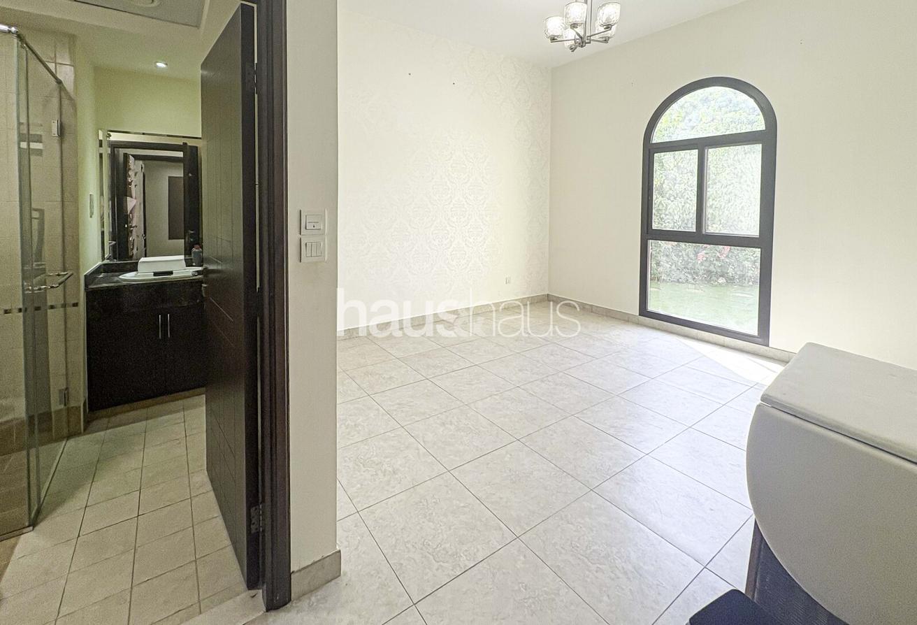 Vacant | Fully Landscaped | Corner unit photo 5