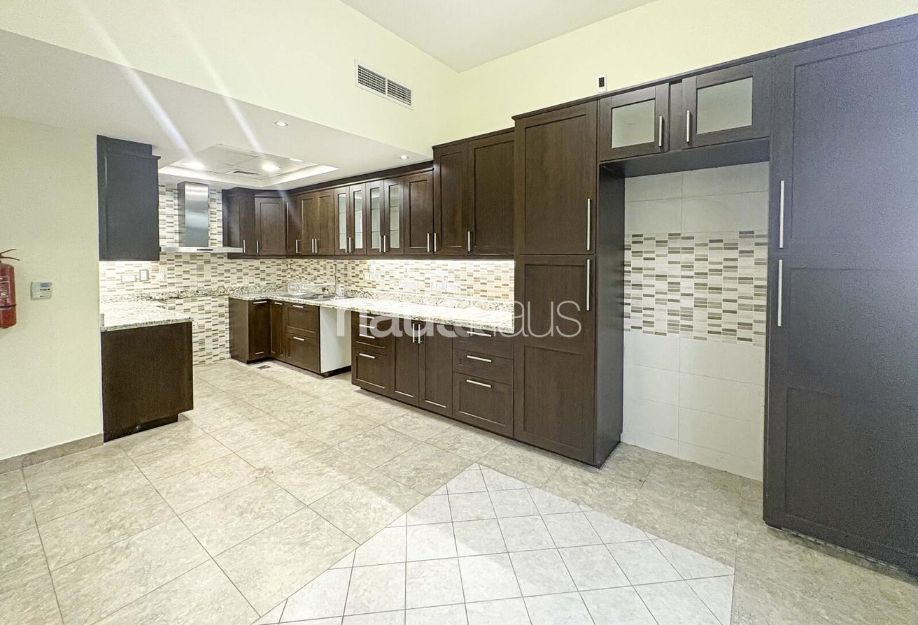 Vacant | Fully Landscaped | Corner unit photo 8