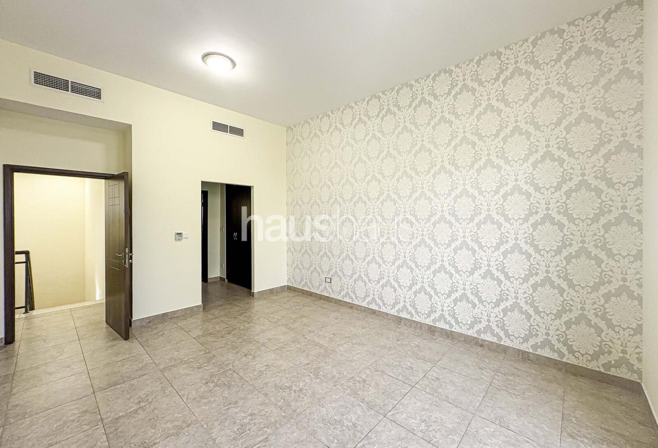 Vacant | Fully Landscaped | Corner unit photo 13