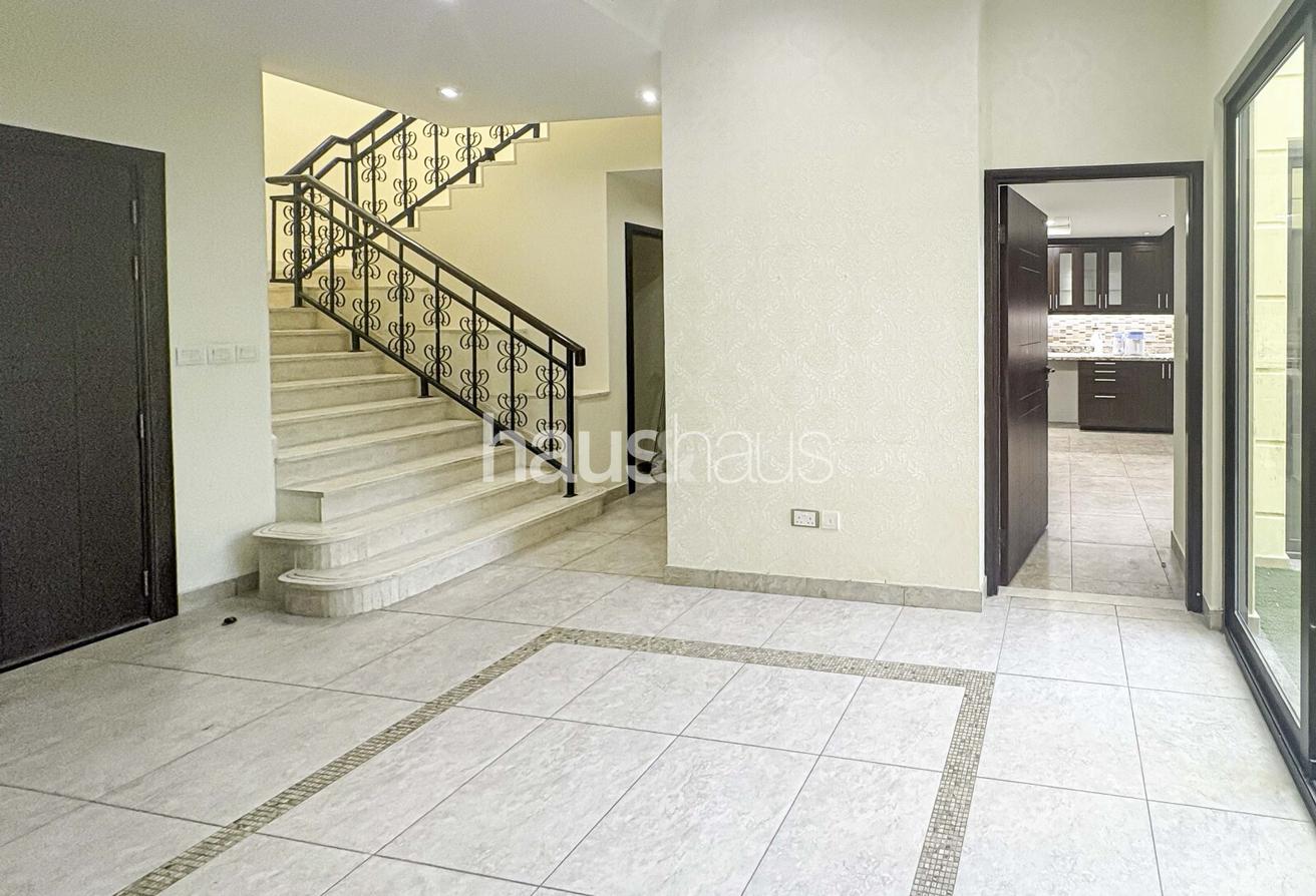 Vacant | Fully Landscaped | Corner unit photo 7