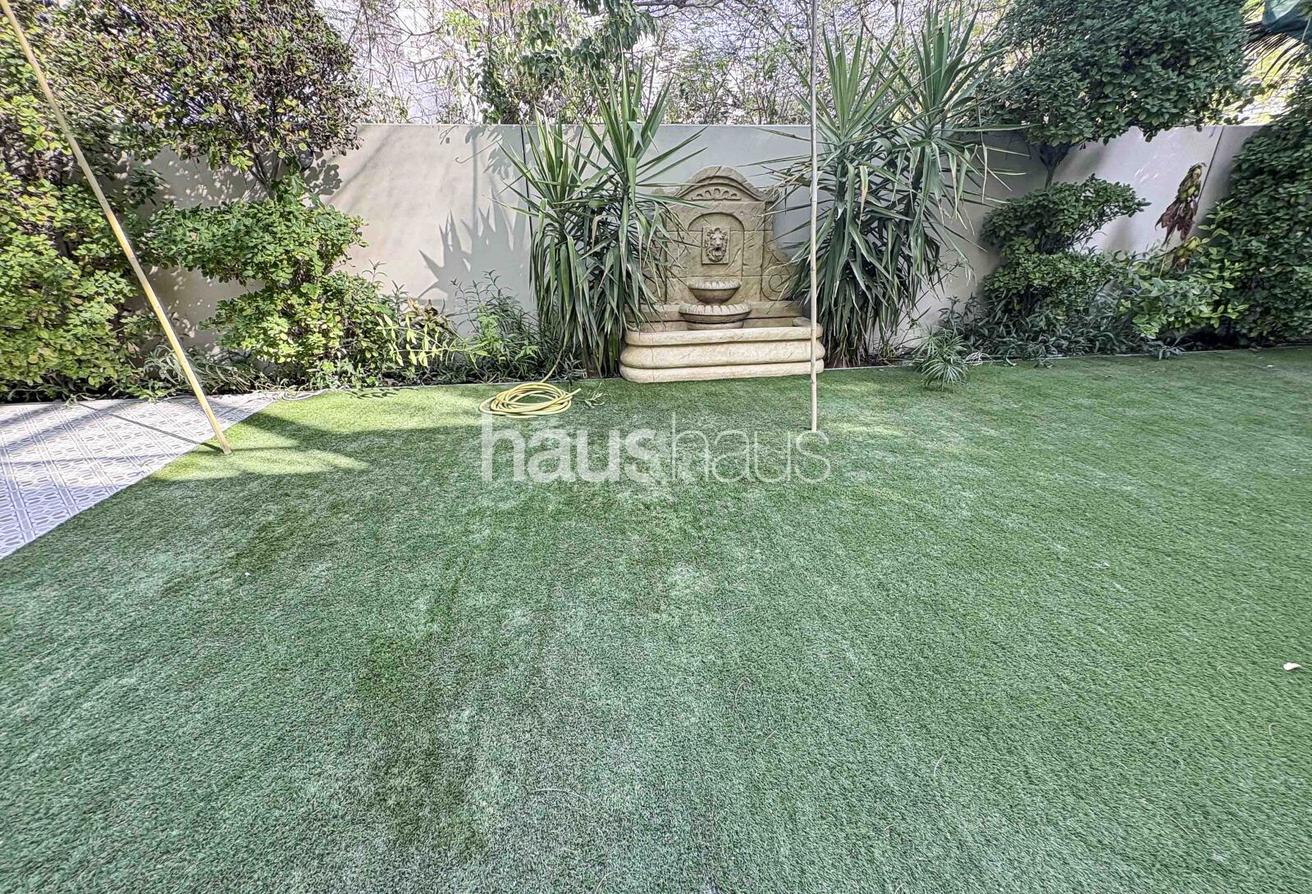 Vacant | Fully Landscaped | Corner unit photo 18