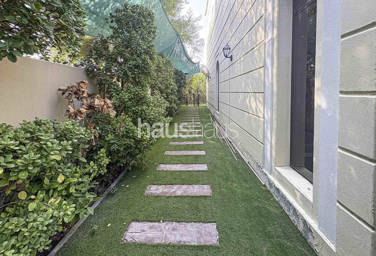 Vacant | Fully Landscaped | Corner unit photo 19