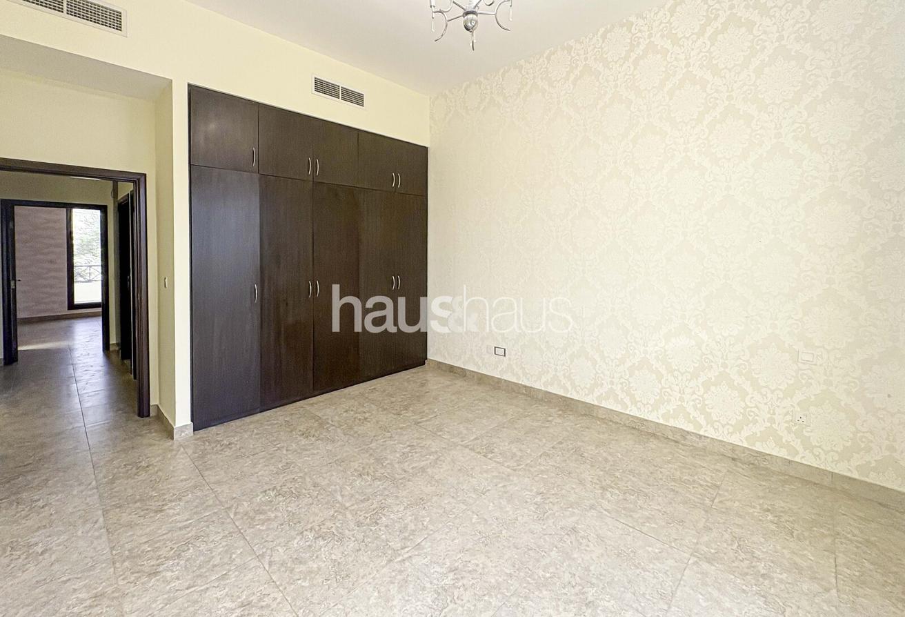 Vacant | Fully Landscaped | Corner unit photo 11