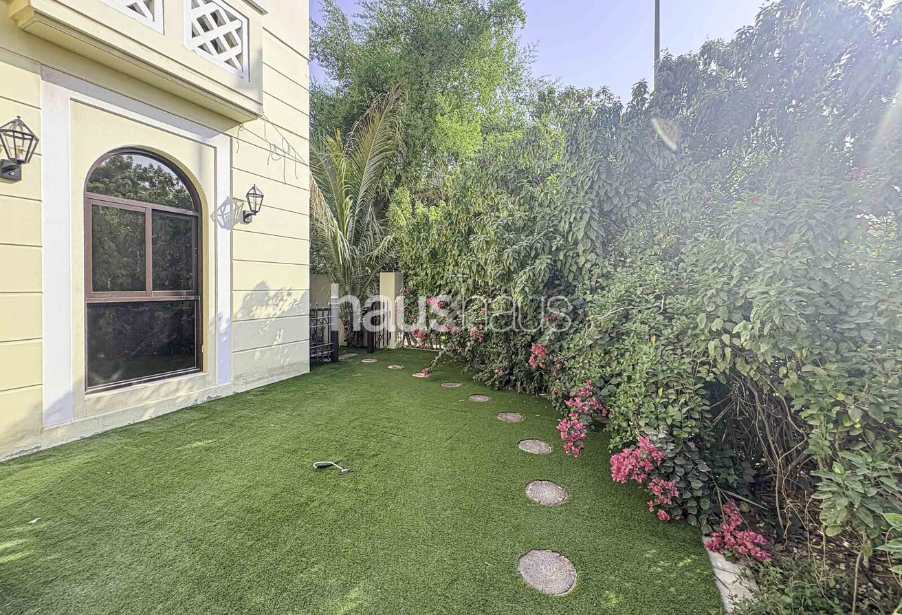 Vacant | Fully Landscaped | Corner unit photo 17