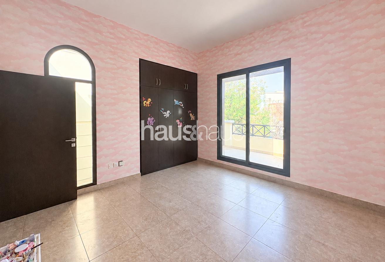 Vacant | Fully Landscaped | Corner unit photo 15