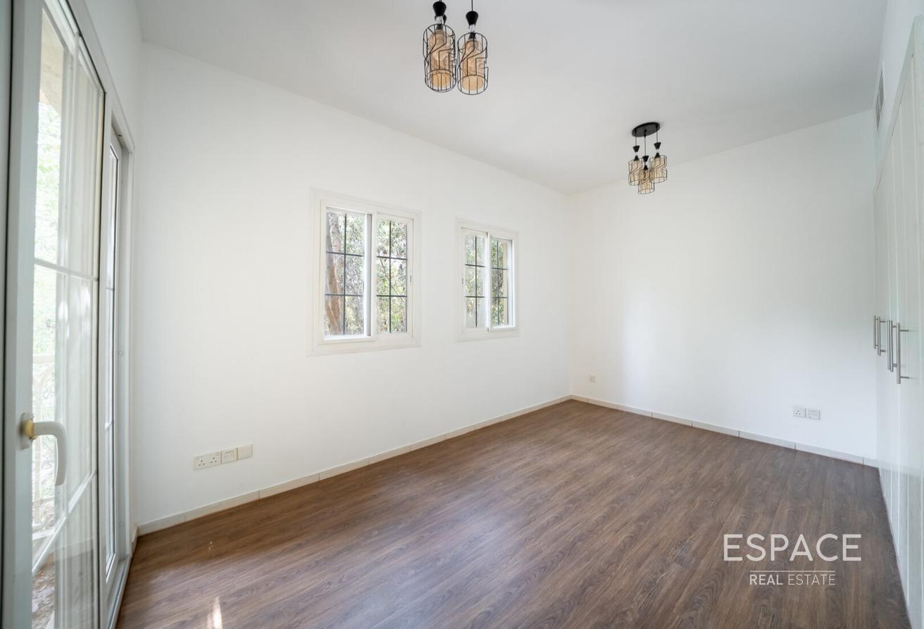 Good Location | 4M | Springs 12 photo 8
