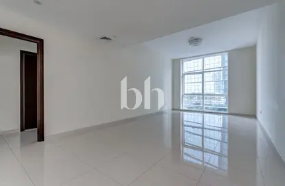 شقة - غرفة نوم - 2 حمامات للايجار في برج دوجا - شارع الشيخ زايد - دبي