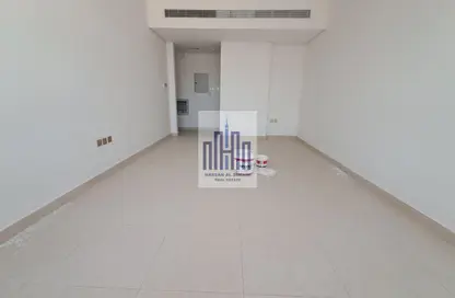 شقة - غرفة نوم - 2 حمامات للايجار في الزاهية 1 - الزاهية - تجارية مويلح - الشارقة