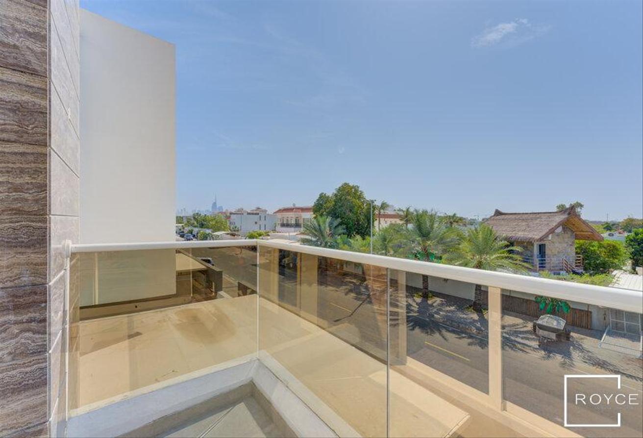 Townhouse-Style Villa | Private Garden | Brand New photo 8