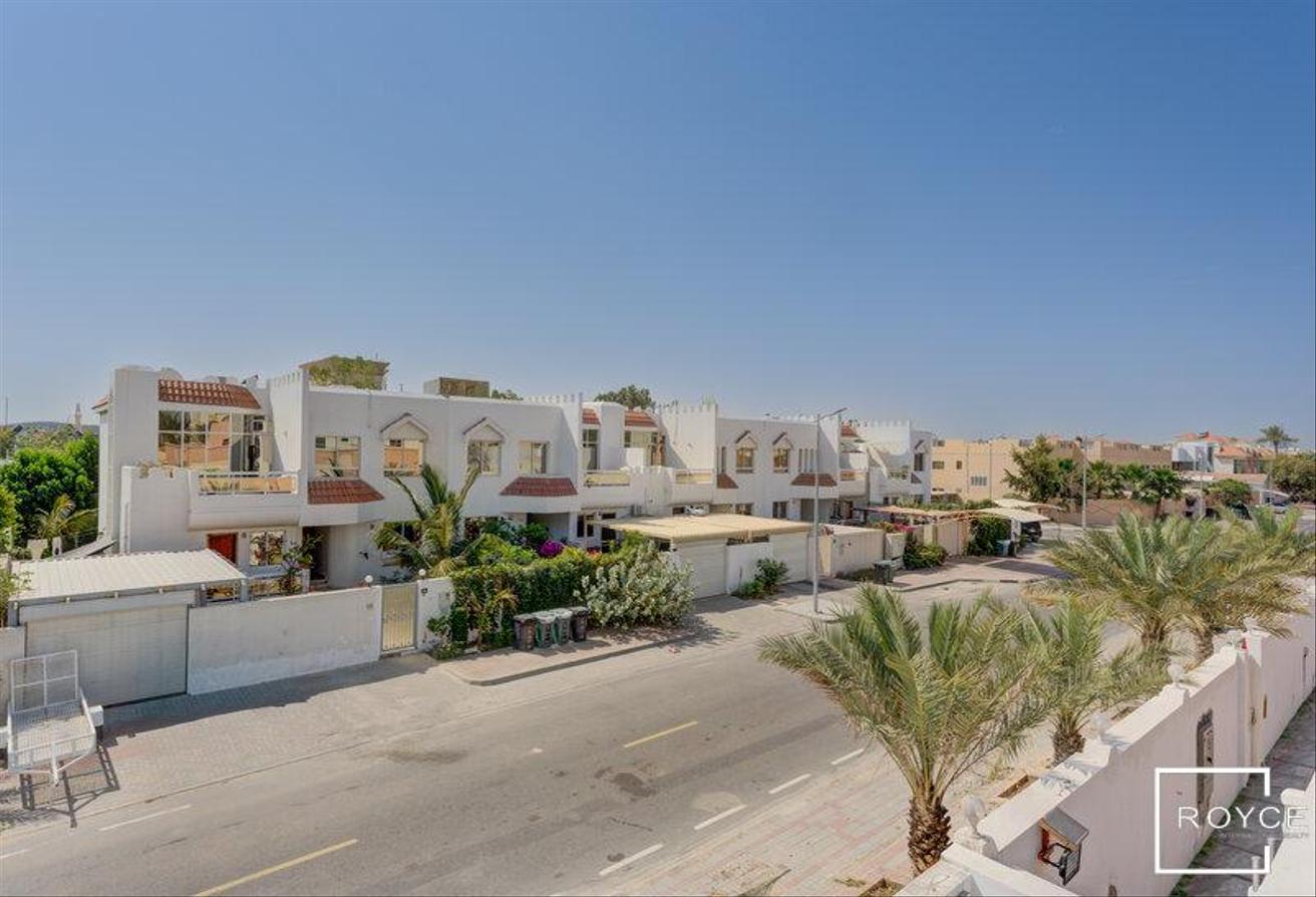 Townhouse-Style Villa | Private Garden | Brand New photo 4