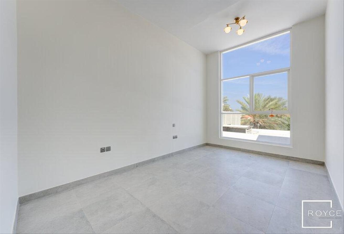 Townhouse-Style Villa | Private Garden | Brand New photo 3