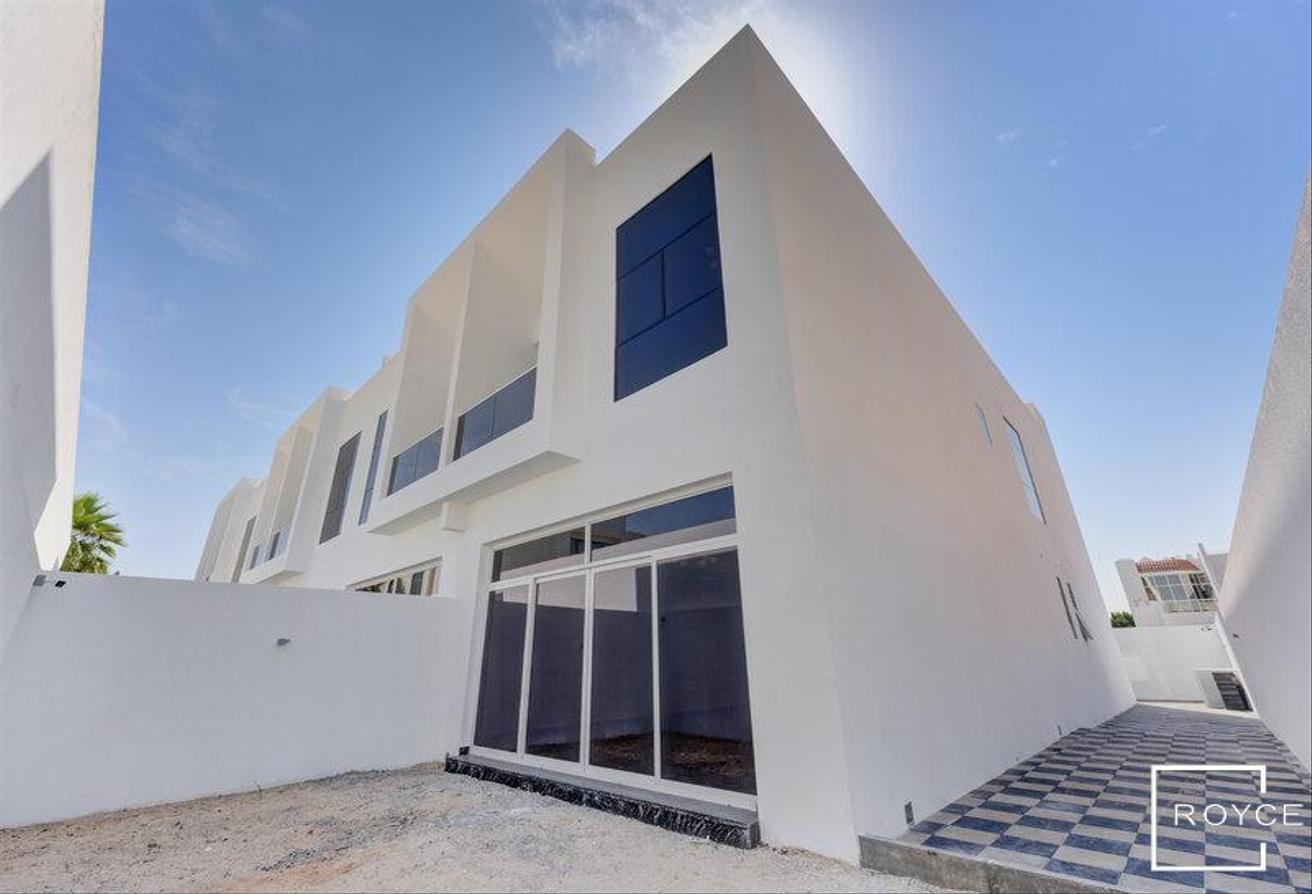 Townhouse-Style Villa | Private Garden | Brand New photo 5