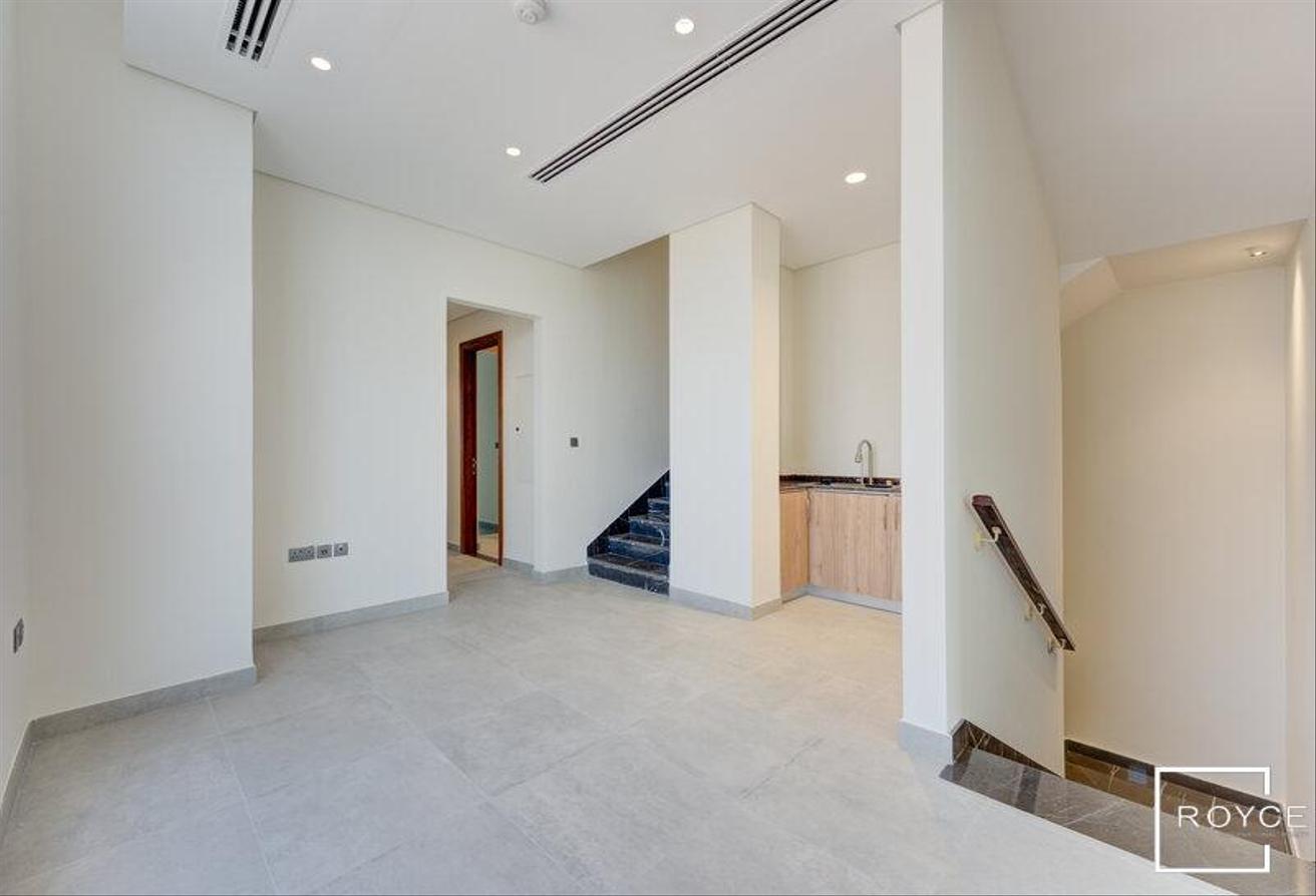 Townhouse-Style Villa | Private Garden | Brand New photo 9