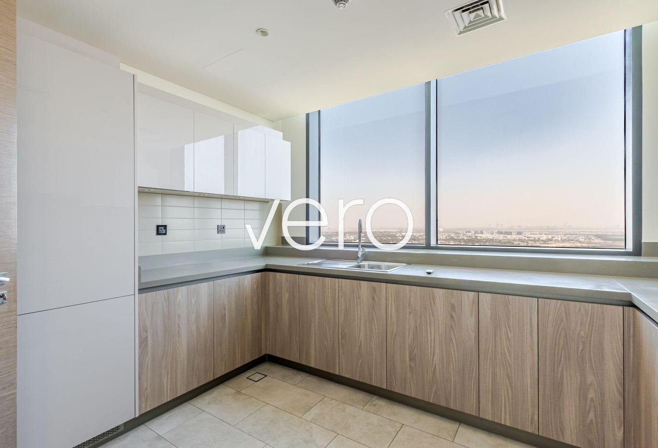 Penthouse | High Floor | Vacant Unit photo 9