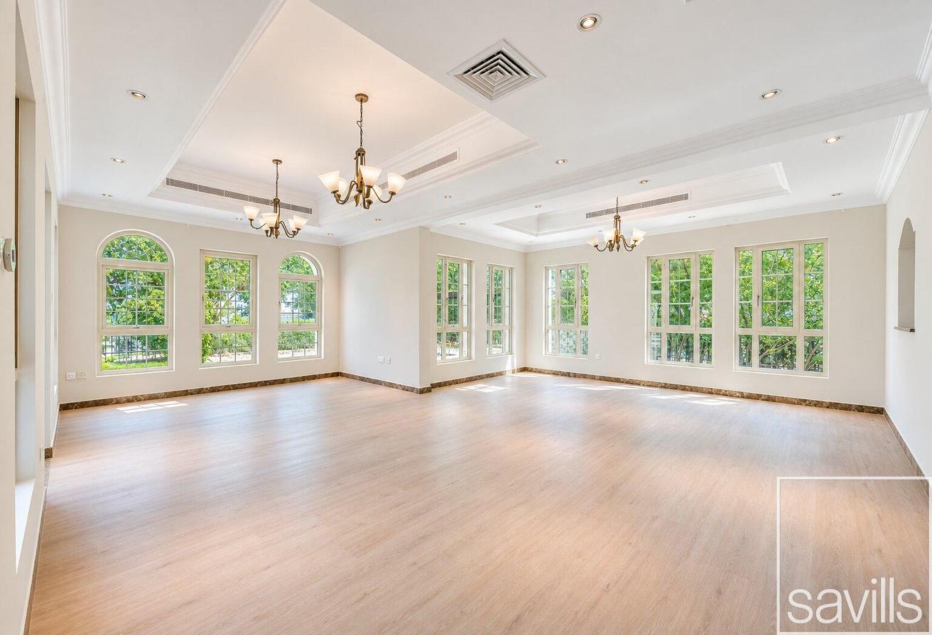 Spacious Family Home | Large Plot | Private Pool photo 3