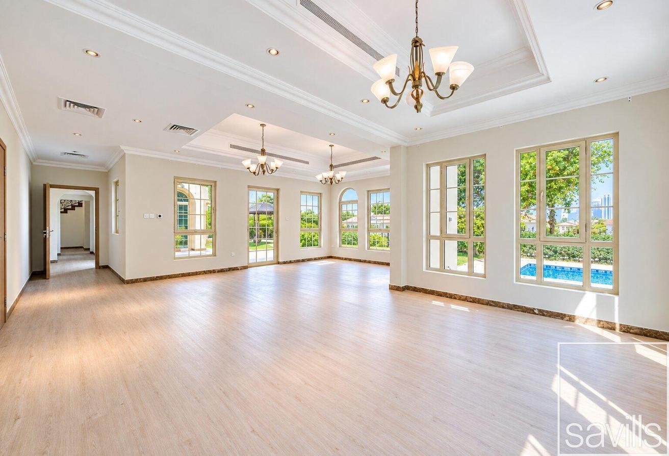 Spacious Family Home | Large Plot | Private Pool photo 2